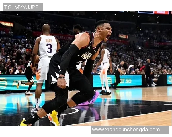 威斯布鲁克与足球明星的精彩邂逅引发体育界热议与关注