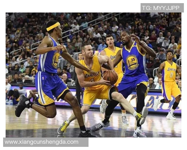 湖人热火季前赛精彩对决球星表现引发球迷热议 湖人热火季前赛精彩对决球星表现引发球迷热议